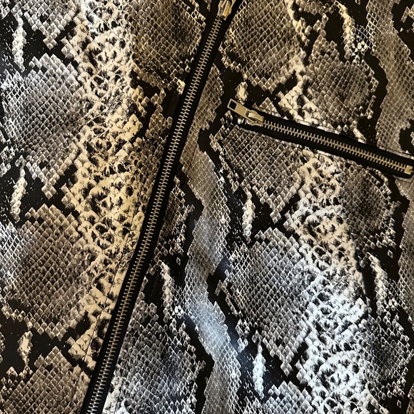 Forever 21 snakeskin zipper skirt size medium - Picture 3 of 4